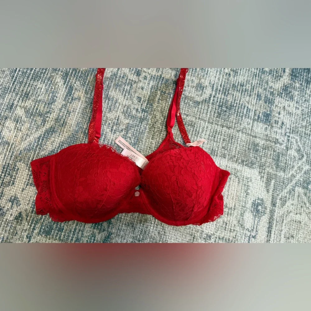 Victoria's Secret Scarlet Lace Push-Up Bra - Picture 1 of 5